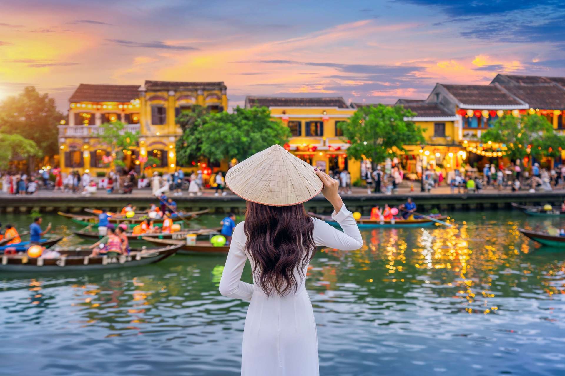 Vẻ đẹp bình yên phố cổ Hội An bên dòng sông Hoài thơ mộng