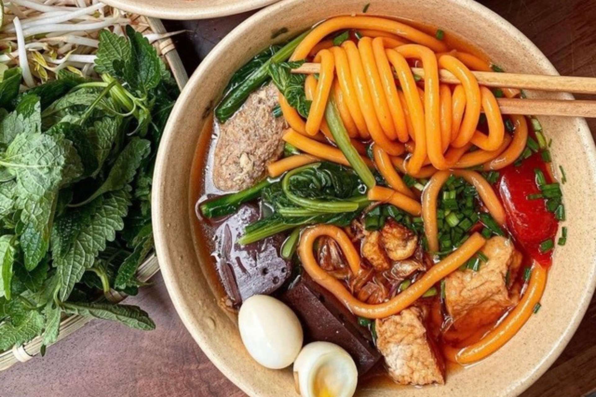 Món bún đỏ đặc trưng